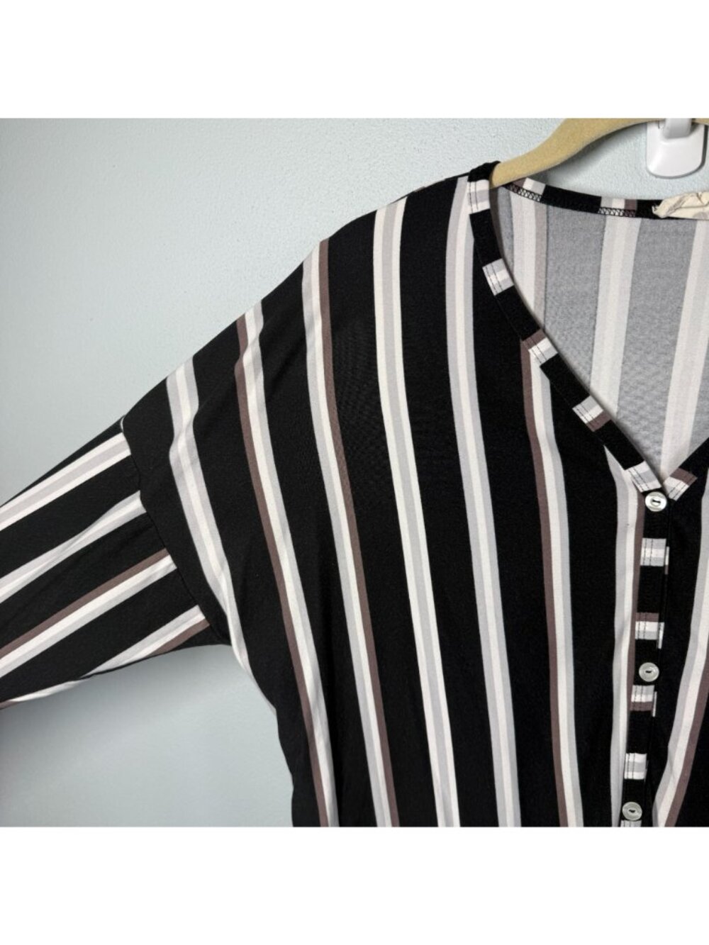 Betsy's Boutique Womens Medium Black Striped Tie Front Blouse V Neck Boho Casual - Picture 7 of 11